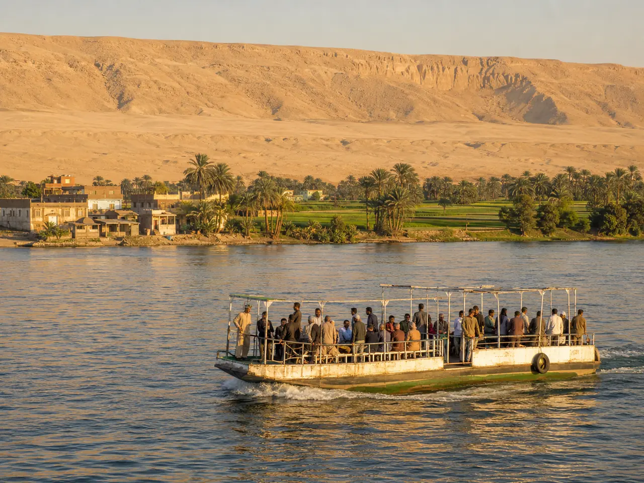 عبّارة عامة تعبر إلى الضفة الغربية، حيث الحقول الخضراء على الشاطئ البعيد وسلسلة الجبال الجرداء تقف خلفه