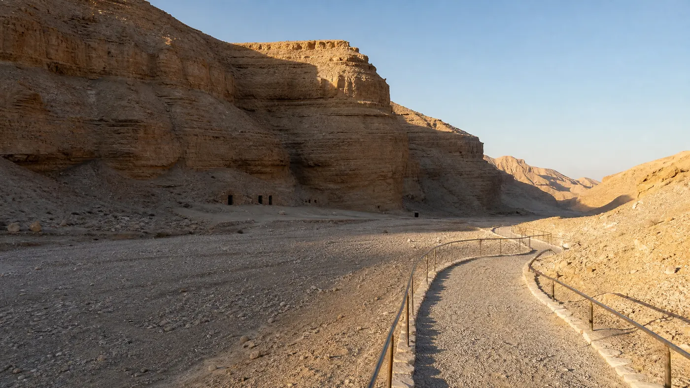 الوادي نفسه: مسار مُعدّ مع درابزين بين منحدرات الحجر الجيري العارية، وهذا ما يبدو عليه المشي بين مدخل مقبرة وآخر في الواقع